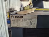 une étiquette apposée sur une machine sur laquelle est inscrit « Bosch »