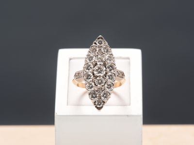 Bague marquise en deux tons d'or 18k 750 millièmes centrée d…