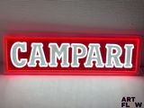 enseigne lumineuse Campari rouge et blanche sur un mur blanc