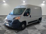 la camionnette blanche est garée sur le sol en damier d'une pièce
