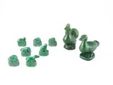 plusieurs figurines vertes représentant des oiseaux et un oiseau sur un fond blanc