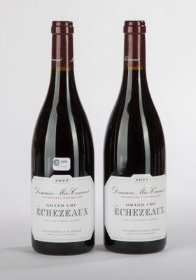deux bouteilles de vin posées l'une à côté de l'autre sur une surface blanche