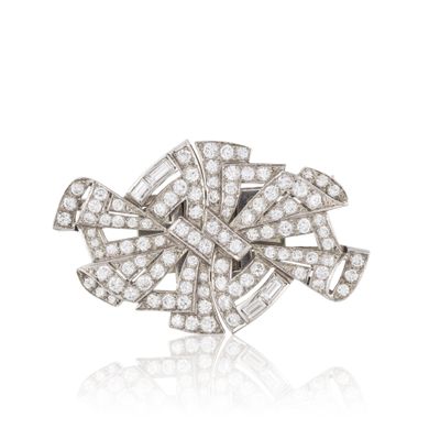 gros plan d'une broche en diamant sur fond blanc