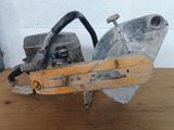une photo d'une tronçonneuse posée sur une table en bois