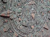 une image représentant une grande plaque de bronze posée sur un fond rouge