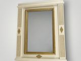 un miroir accroché au mur au-dessus d'une étagère sur laquelle se trouve un miroir