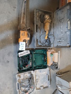 de nombreux boîtiers électriques et câbles sur le mur