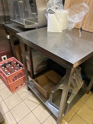 une table en métal sur laquelle sont posés tout un tas d'objets
