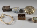 un grand nombre d'objets posés sur une table
