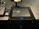 une tablette posée sur une table