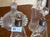 deux flacons de parfum posés l'un à côté de l'autre sur une table