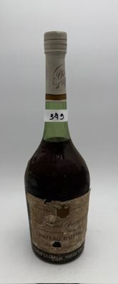 une bouteille d'alcool posée sur une table
