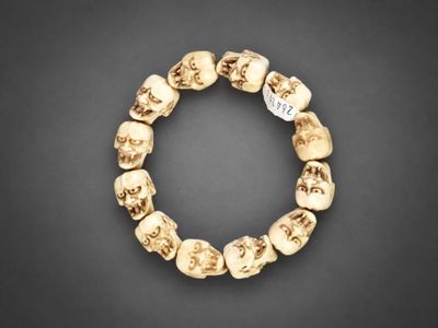 un gros plan sur un bracelet orné de têtes de mort