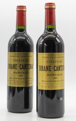deux bouteilles de vin posées l'une à côté de l'autre sur une surface blanche