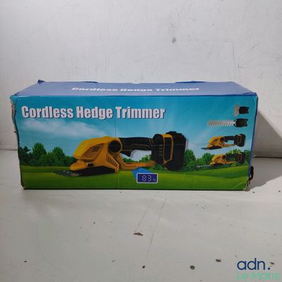un gros plan d'une boîte posée sur une table, contenant un tracteur