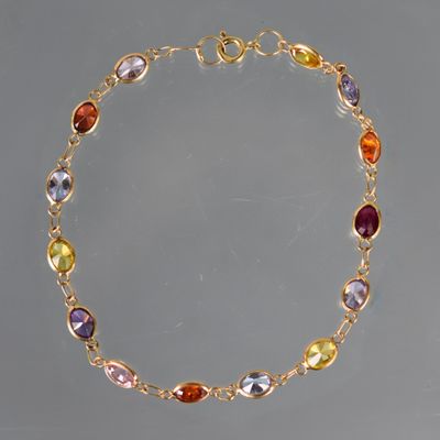 un bracelet en or orné de pierres multicolores