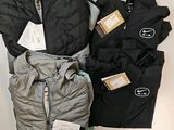 un tas de vêtements comprenant une veste, un pantalon et une veste