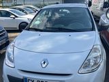une voiture blanche garée dans un parking
