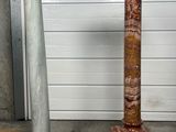 deux socles devant un garage muni d'une porte de garage
