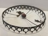 une grande table ronde entourée d'une chaîne