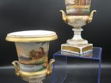 Deux vases sont posés sur un socle transparent orné d'une peinture.