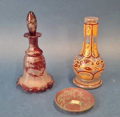 deux vases posés l'un à côté de l'autre sur une table