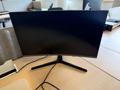 une photo d'un téléviseur à écran plat posé sur une table