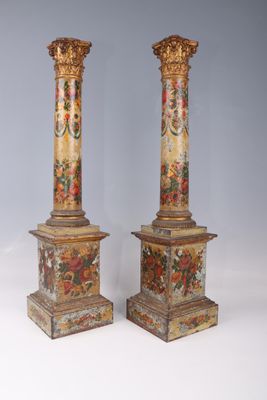 paire de colonnes anciennes peintes, posées sur des socles, sur fond blanc