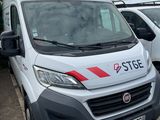 une camionnette blanche garée à côté d'autres voitures