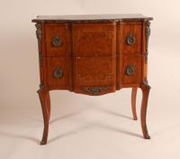 Commode sauteuse à ressaut central, en bois de placage marqu…