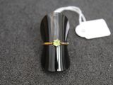 un anneau posé sur un objet noir