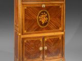 une armoire ancienne en bois à deux portes, ornée d'un lion sur la façade