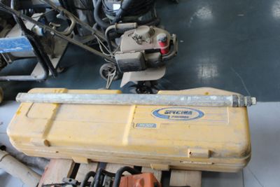 une boîte jaune posée sur une palette, à côté d'autres outils