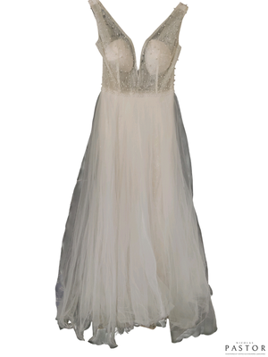 une robe blanche sur un cintre, sur fond blanc