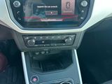 l'intérieur d'une voiture, avec le volant et les commandes du tableau de bord