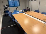une longue table avec deux chaises au milieu de la pièce