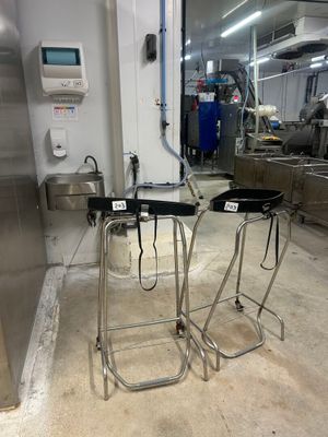 deux tabourets placés l'un à côté de l'autre dans une pièce
