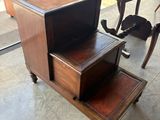 une petite table surmontée d'un tiroir
