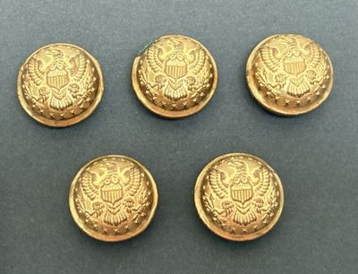 six boutons en or arborant l'emblème des États-Unis