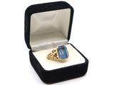 une photo d'une bague en or sertie d'une pierre bleue, dans un écrin noir