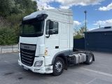 un camion blanc garé dans un parking