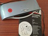 un livre posé sur un bureau, à côté d'une souris d'ordinateur