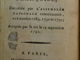 un vieux livre posé sur une table à côté d'une tasse de café