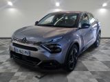 la voiture grise est garée dans une grande pièce au sol en damier
