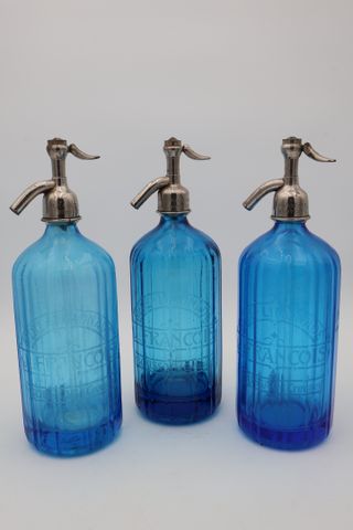 Suite de trois syphons en verre bleu marque « BIERE-LIMONADE, J. ...
