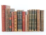 plusieurs vieux livres sont alignés sur une surface blanche