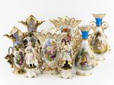 de nombreux vases et figurines posés sur une table