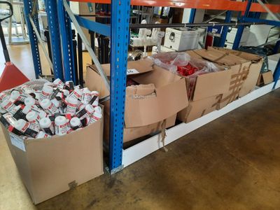 de nombreuses caisses de sodas et de canettes dans un entrepôt
