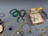 beaucoup de bijoux posés ensemble sur une table