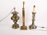 deux lampes placées l'une à côté de l'autre sur une table